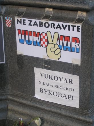 "Vukovar kommer aldrig att bli BУKOBAP!" står det på den undre affischen (dvs nej till skyltar i Vukovar skrivna med kyrilliska bokstäver, som används i Serbien jämte de latinska).